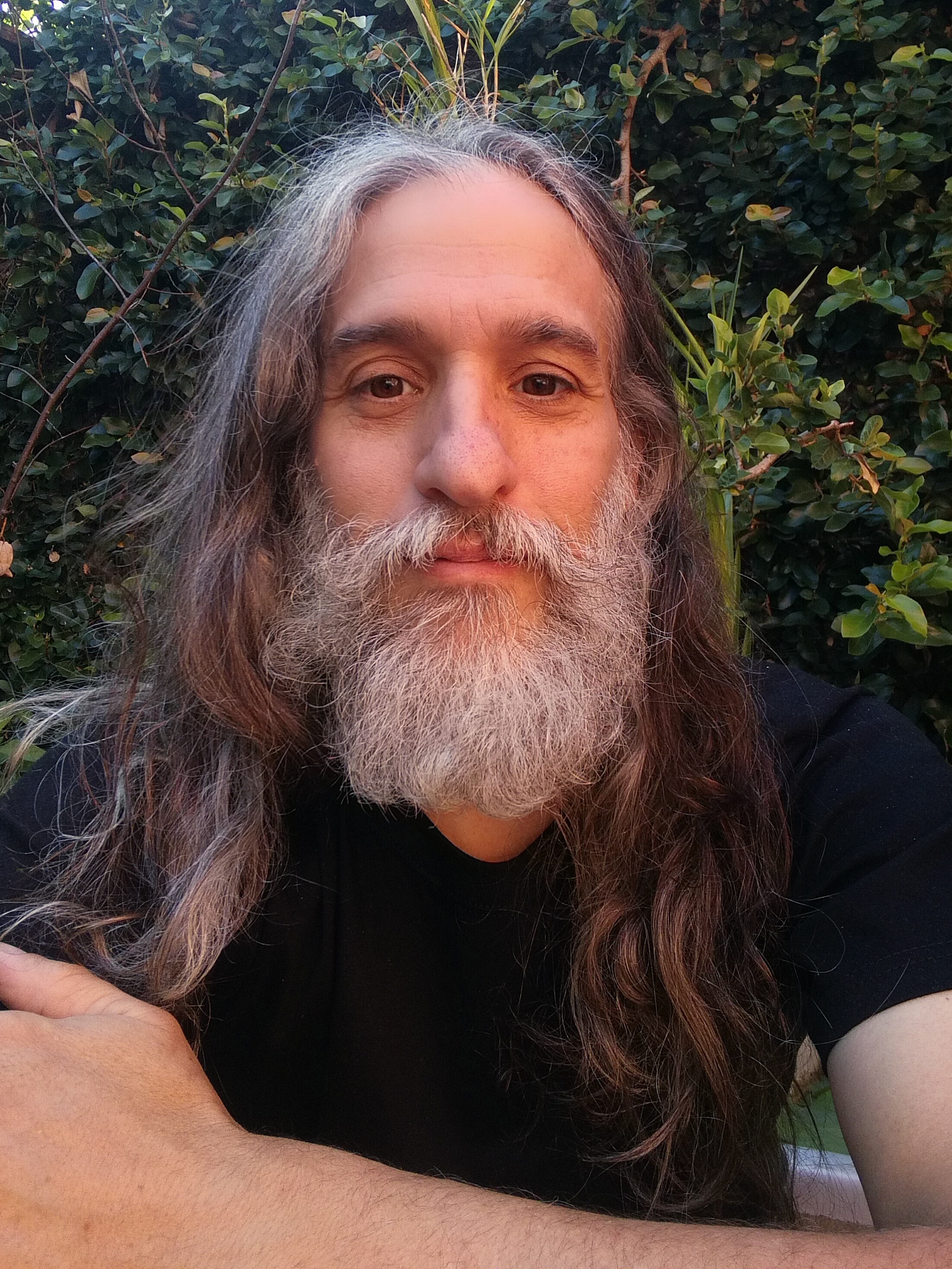 Hombre delgado de pelo y barba larga